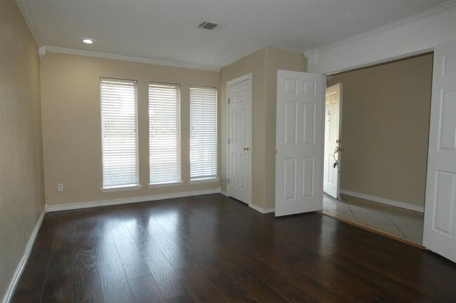 Building Photo - 2408 NW Redwood Ln