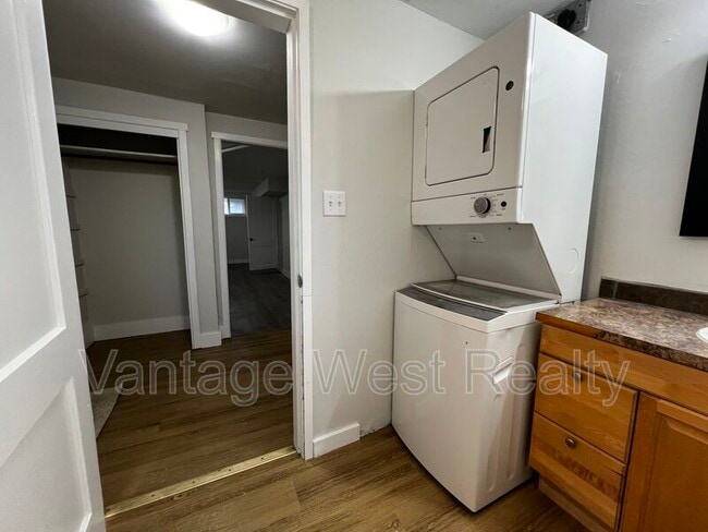 Building Photo - 1861 High Rd