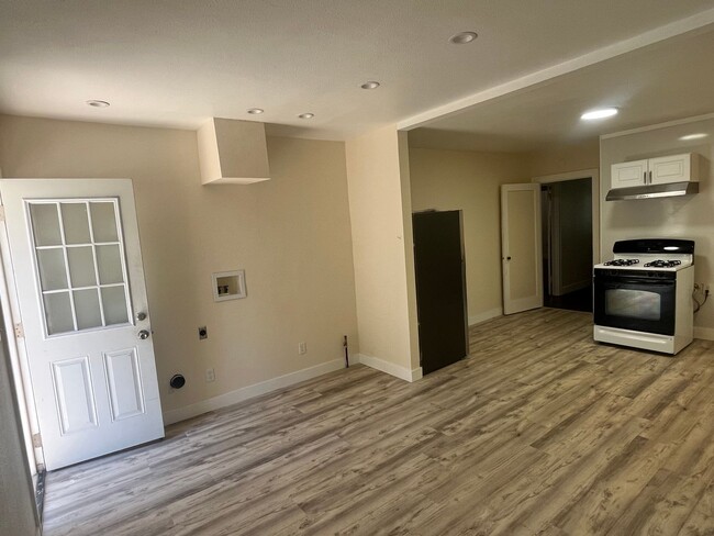 Building Photo - 2-Bedroom Crockett Lower Duplex Unit Avail...