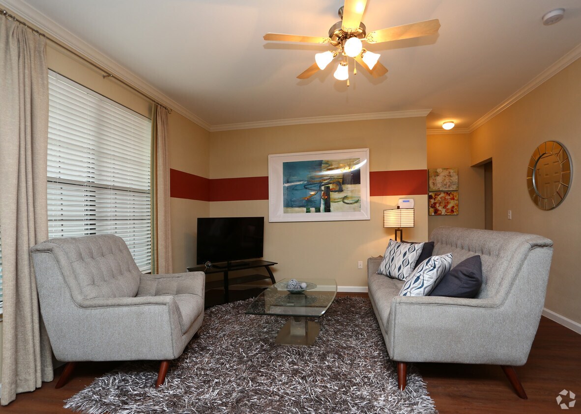 2HAB, 2BA - 1,018 ft² - Enclave on Golden Triangle