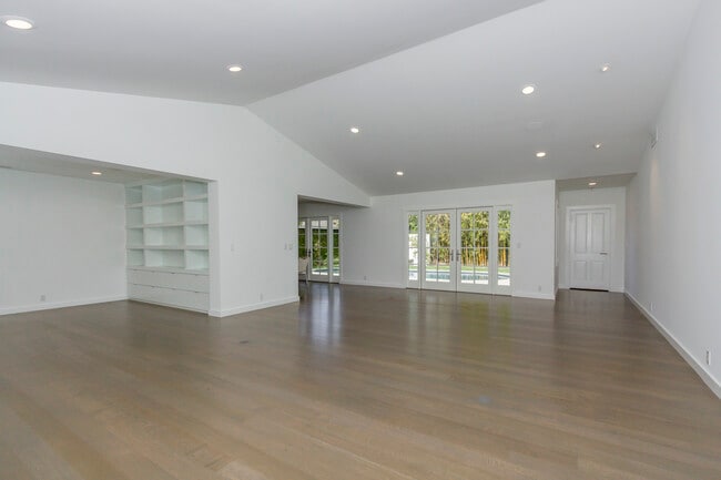 Building Photo - 844 Toyopa Dr