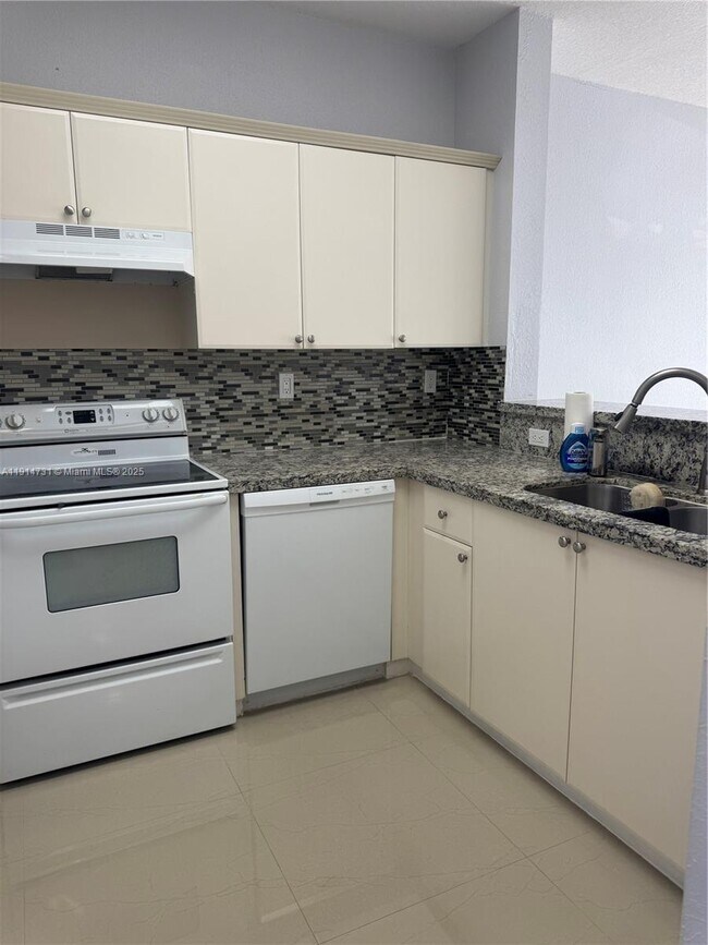 Foto del edificio - 7250 NW 177th St