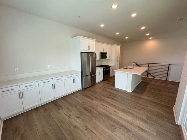 Building Photo - Luxurious 3 Bedroom 2 Bathroom Townhome in...