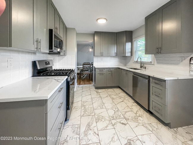 Building Photo - 11 Roslyn Dr