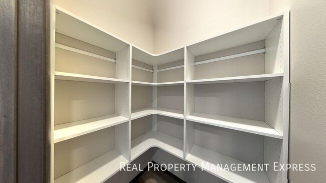 Foto del edificio - 5911 S Whisper Creek Pl