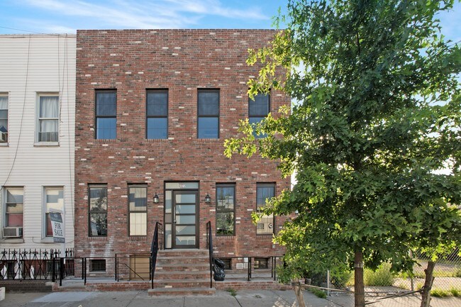Foto del edificio - 63-12 Fresh Pond Rd
