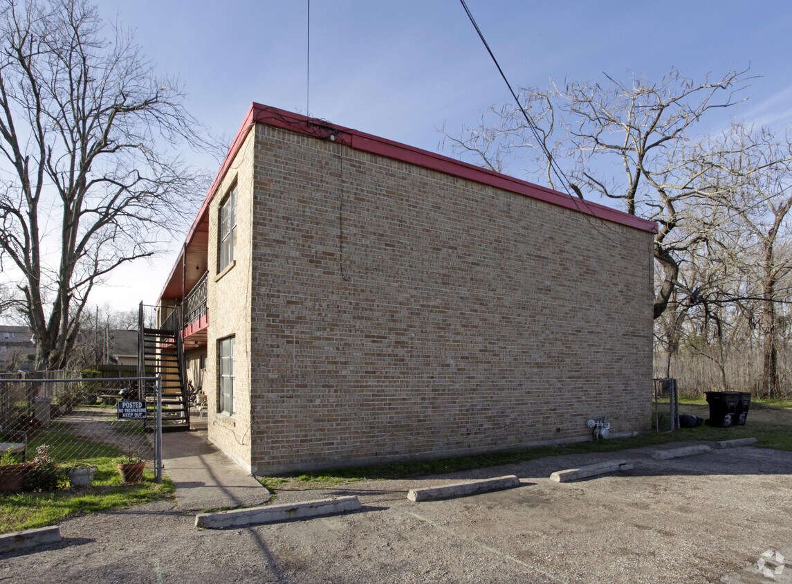 Primary Photo - 815 S Victory Dr