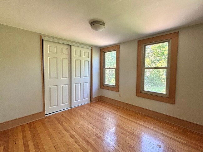 Building Photo - 904 S Burdick St