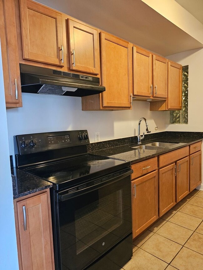 Building Photo - East Rogers Park Three Bedroom/Two Bath *I...