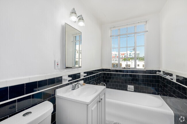 Estudio - 500 pies cuadrados - Baño - Wilshire Mediterranean Apartments