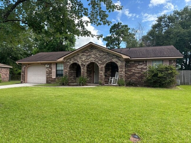 Building Photo - 206 Village Green Cir
