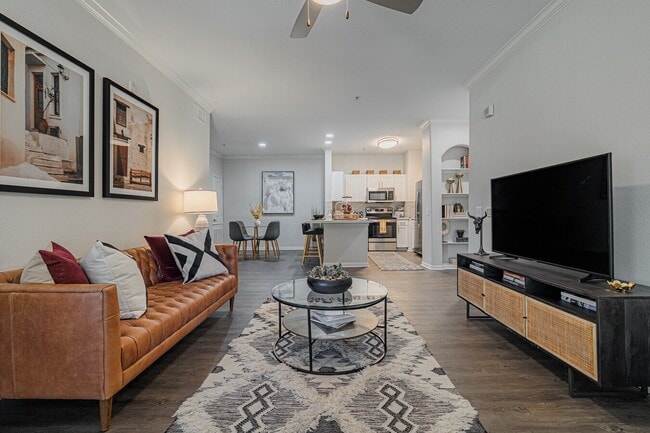 Bright, Open, & $500 Off - Bright, Open, & $500 Off Apartment