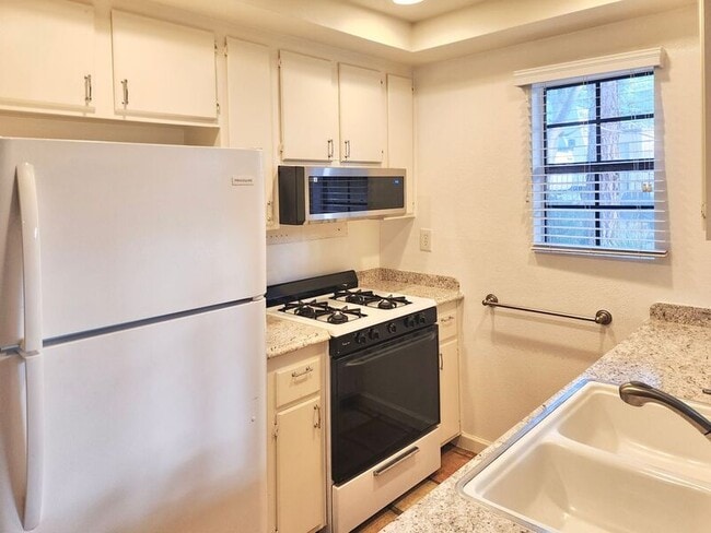 Building Photo - 1046 Calle Del Cerro