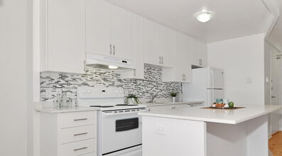 Building Photo - 411 Eglinton Ave E