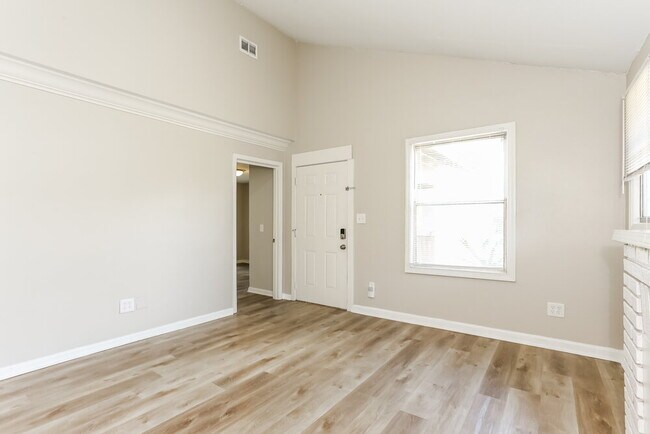 Building Photo - 3558 Dellwood Ave