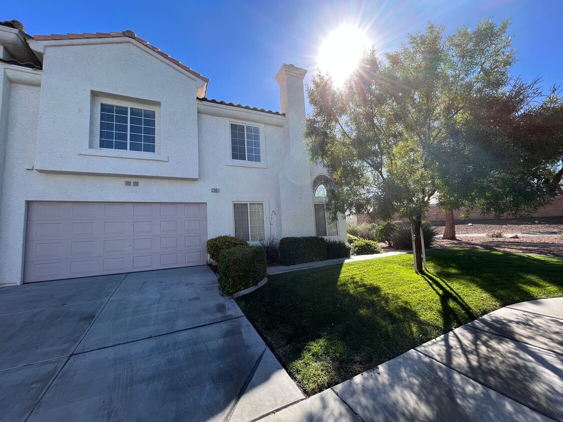 Foto principal - 3 Bed Townhome For Rent in Henderson!