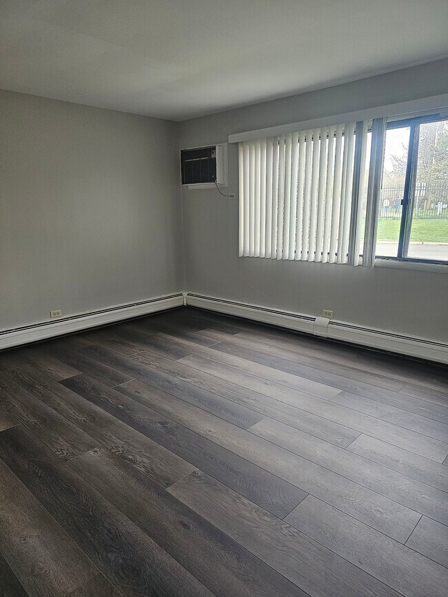 Building Photo - 2600 Bayside Dr