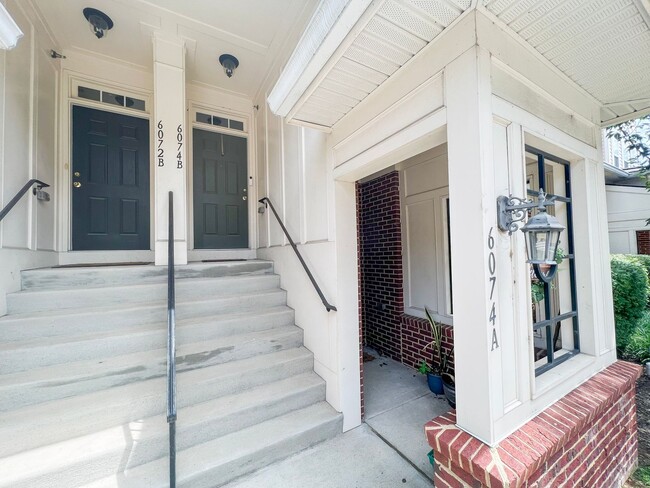 Building Photo - Lavish 3 Bed 2.5 Bath Brick Townhome In Ce...