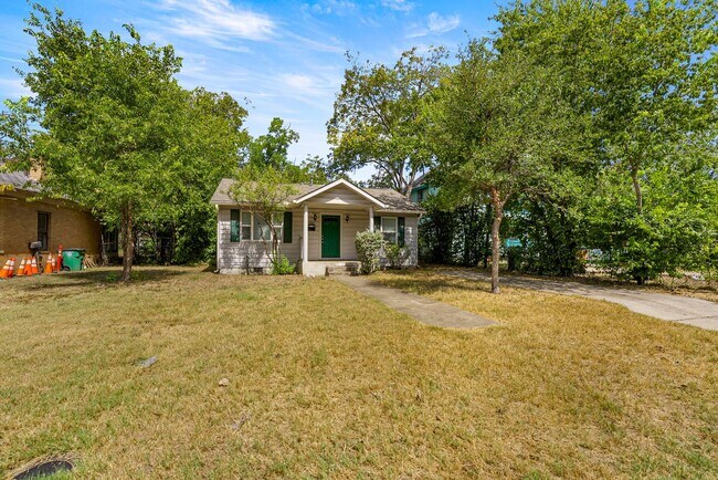 Building Photo - Pre-Lease For August! Great East Austin Ho...
