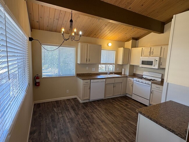 Foto del edificio - 3 bedroom, 1 & 1/4 baths on Arth