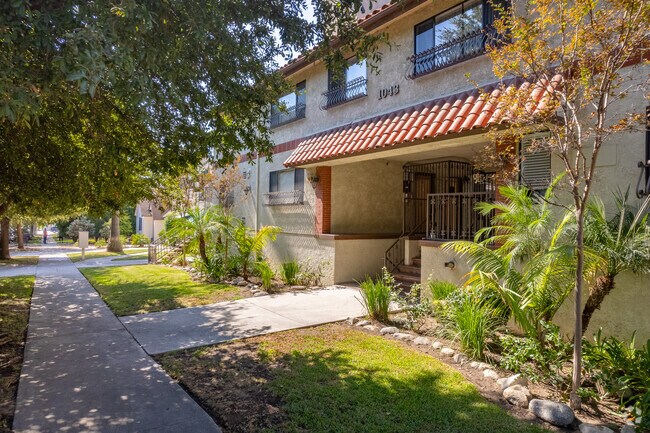 Building Photo - 1043 Thompson Ave