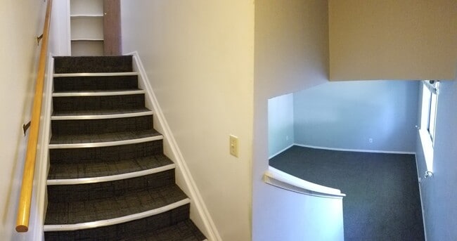 Building Photo - 2 Bed 1.5 Bath Townhouse w/ Covered Fenced...