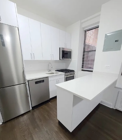 Building Photo - 140 W 55th St