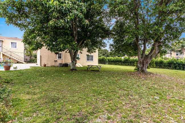 Building Photo - 921 Ortega Rd