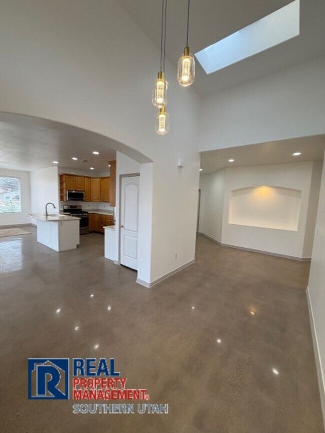 Building Photo - 4 Bedroom home on Oasis Dr