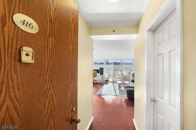 Building Photo - 300 Main St