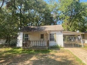 Building Photo - 203 Pine St