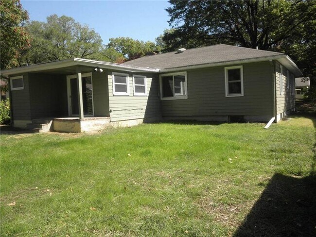 Building Photo - 1027 SW Parkview St