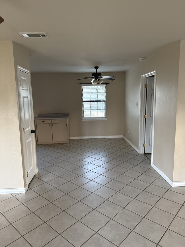 Foto del edificio - 220 Nichols Dr