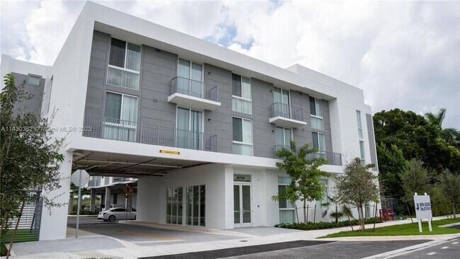 Foto del edificio - $2,200  26720 Old Dixie Hwy # 201