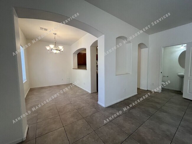 Building Photo - Spacious 3-Bedroom Plus Den in Prime Glendale Location – $900 Off Move-In