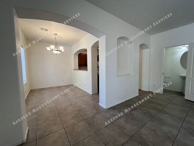 Foto del edificio - Spacious 3-Bedroom Plus Den in Prime Glendale Location – $900 Off Move-In