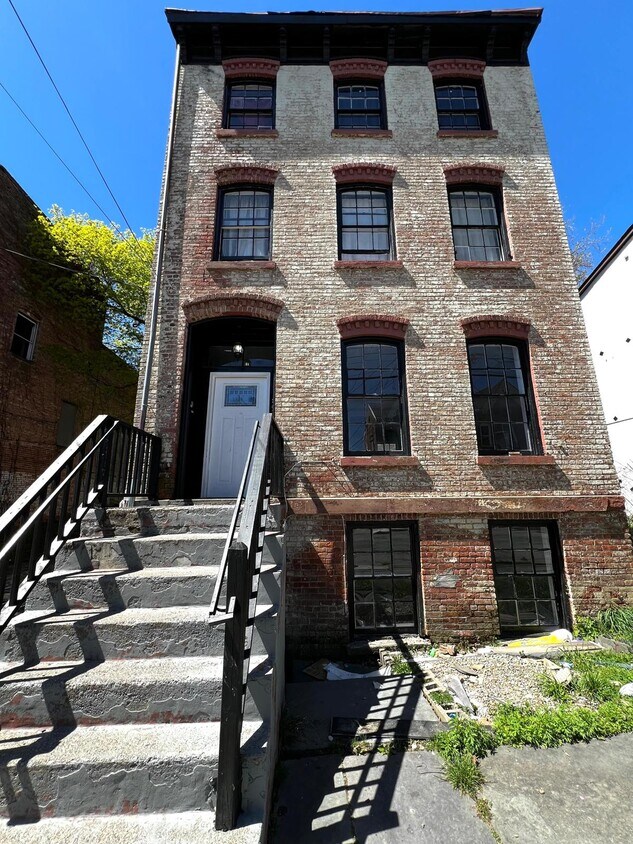 Primary Photo - 82 Lander St
