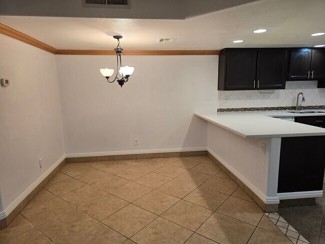 Foto del edificio - UPGRADED CONDO READY TO MOVE INTO!