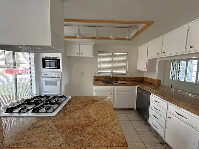Building Photo - Le Blan Way  Riverside, Ca  (3 Bed, 2.5 Bath)