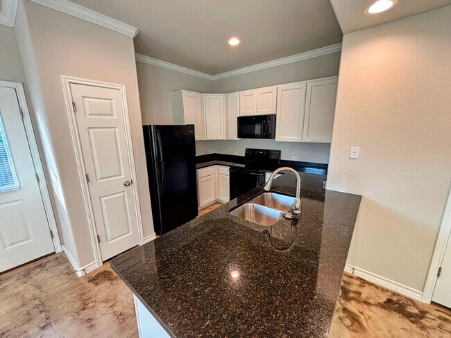 Foto del edificio - Experience Refined Living in This Elegant ...