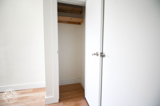 Foto del edificio - 533 Knickerbocker Ave