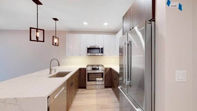 Building Photo - 440 E 8th St