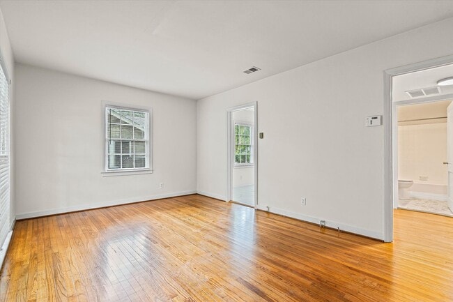 Building Photo - CHARMING MIDTOWN COTTAGE with Updated Kitchen