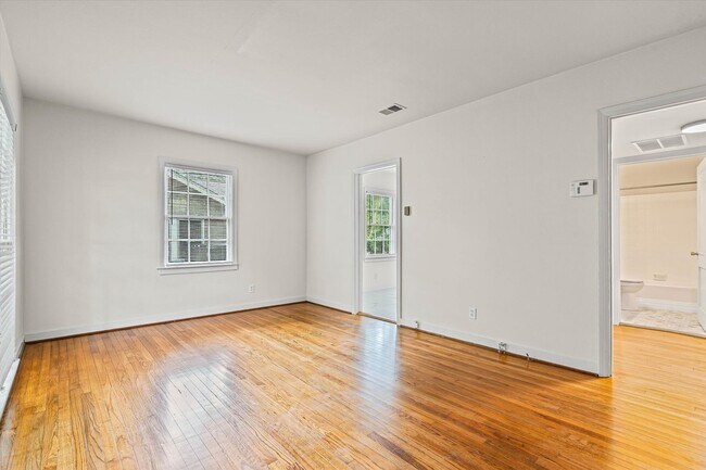 Foto del edificio - CHARMING MIDTOWN COTTAGE with Updated Kitchen