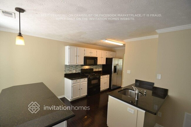 Building Photo - 1595 Versailles Dr