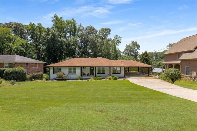 Building Photo - 2423 Sunset Dr NE