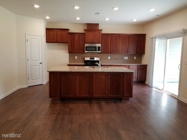 Building Photo - 3 br, 2.5 bath Townhome - 1113 Sky Top Dr