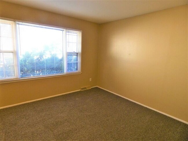 Building Photo - 3 BD/2 BA DUPLEX NEXT TO MCCONNELL