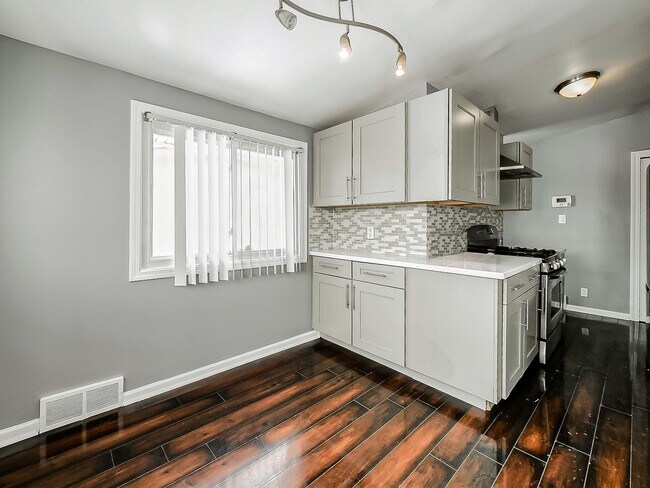 Foto del edificio - AVAILABLE NOW! Spacious 3-Bedroom Home with Functional Layout in Pontiac