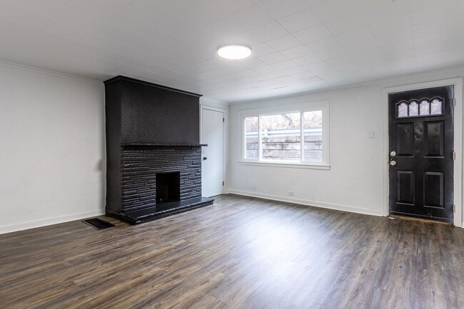 Building Photo - AVAILABLE NOW - Renovated Home in South Si...